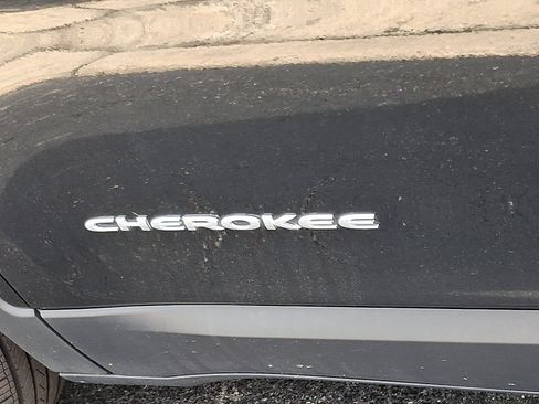 Used 2019 Jeep Cherokee Limited w/ Technology Group image 31