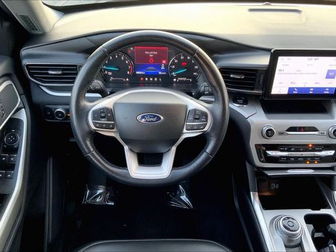Used 2022 Ford Explorer XLT w/ Equipment Group 202A image 5