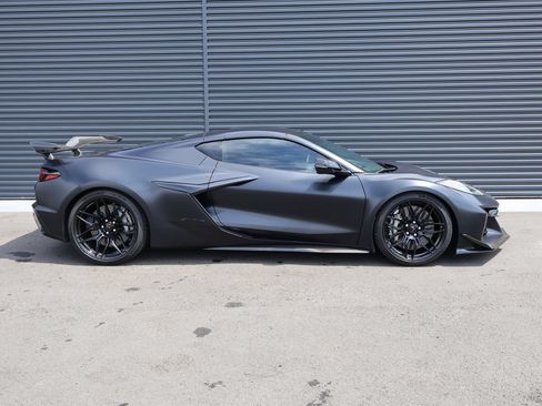 Used 2024 Chevrolet Corvette Z06 w/ Z07 Performance Package RWD image 4