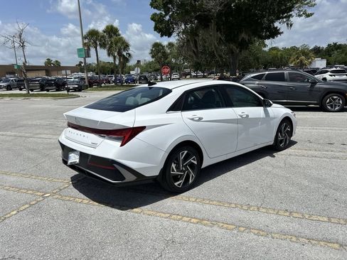 New 2025 Hyundai Elantra Limited FWD image 10