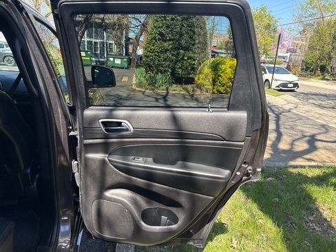 Used 2019 Jeep Grand Cherokee Altitude AWD/4WD image 12