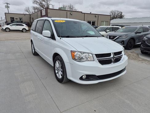 Used 2019 Dodge Grand Caravan SXT image 3