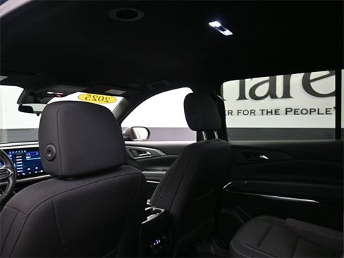 Used 2025 Chevrolet Traverse LT image 25