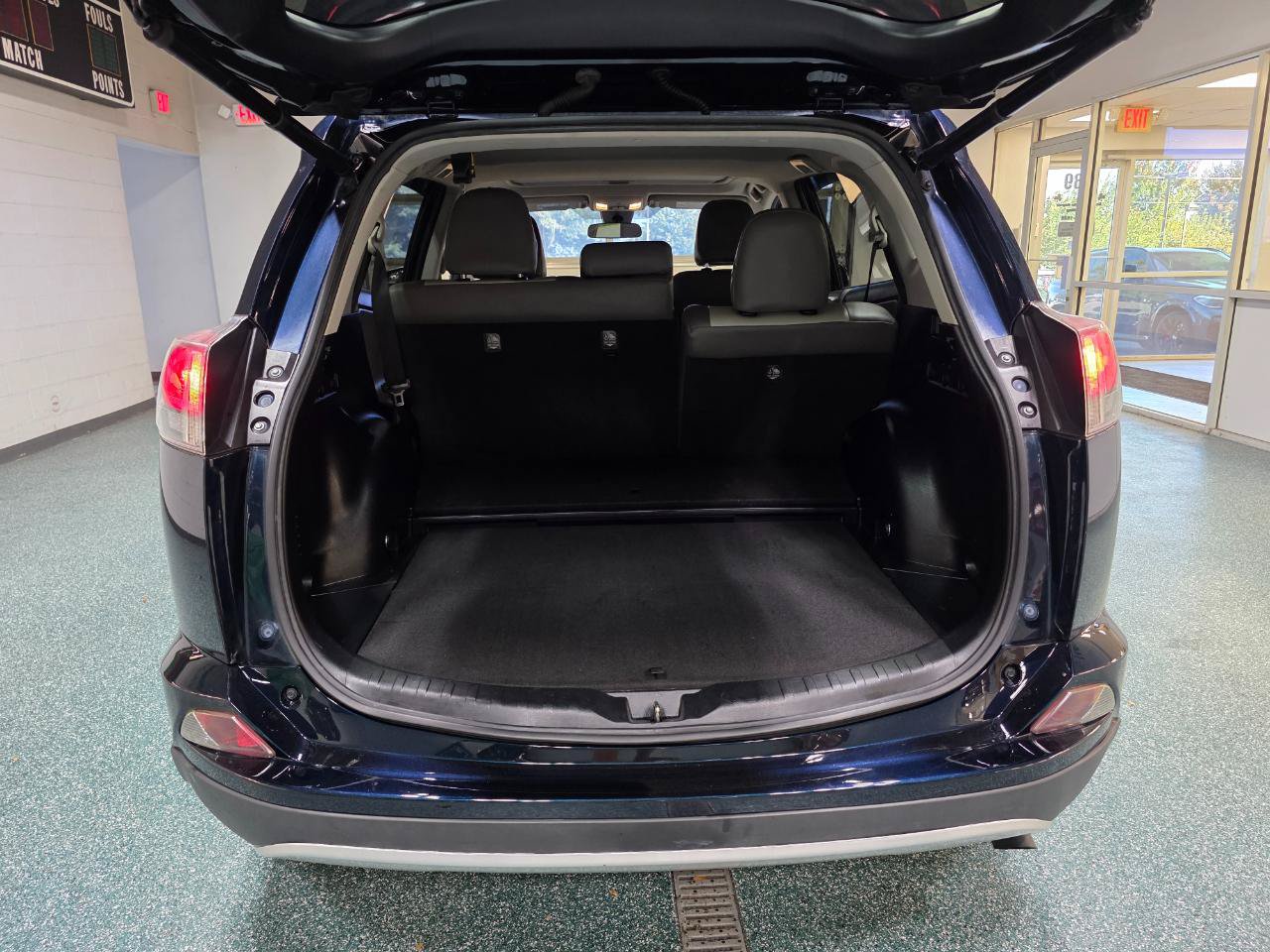 Used 2018 Toyota RAV4 XLE AWD/4WD image 21