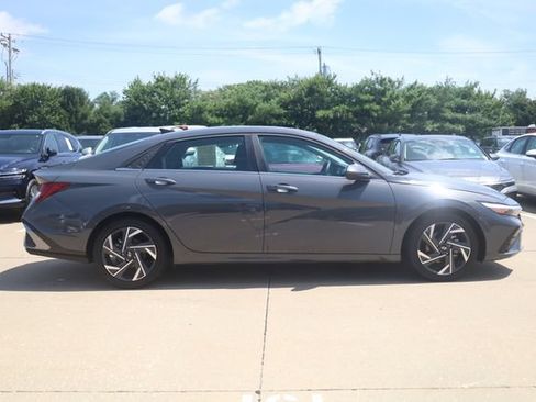 Used 2025 Hyundai Elantra SEL FWD image 4