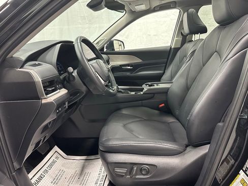 Used 2025 Toyota Grand Highlander AWD image 14