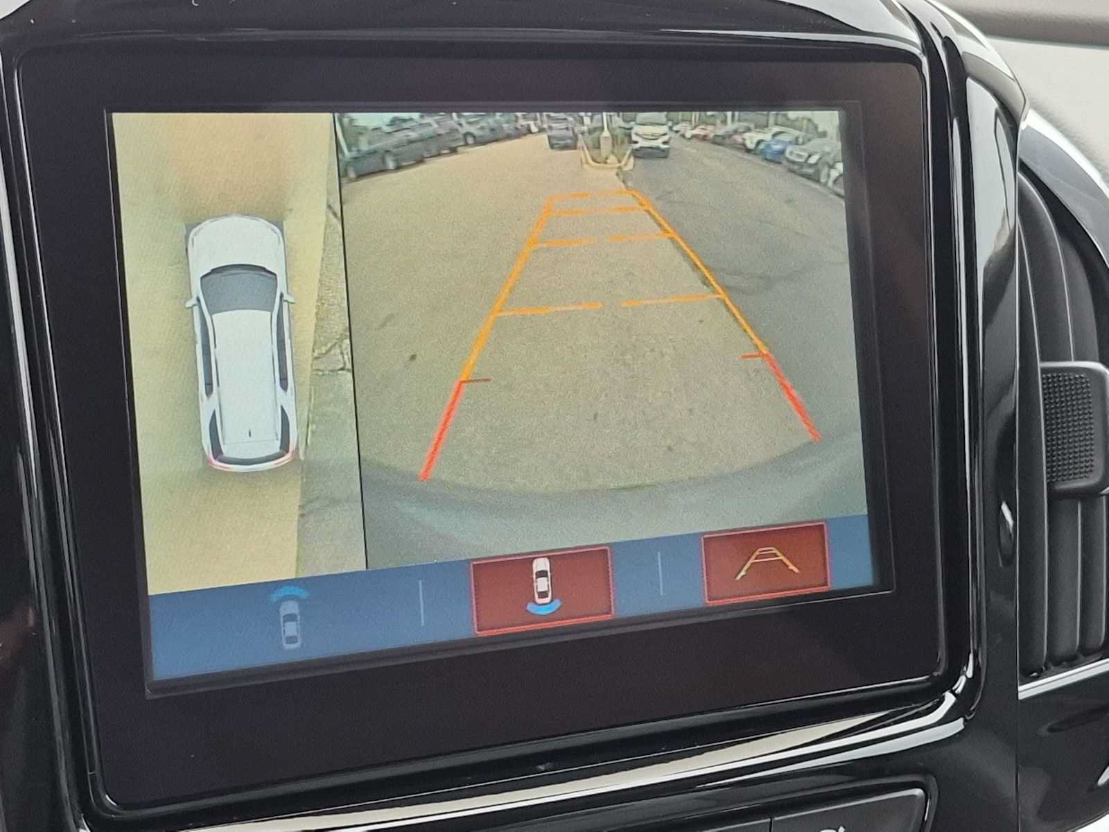 Used 2018 Chevrolet Traverse LT w/ LPO, Floor Liner Package FWD image 29