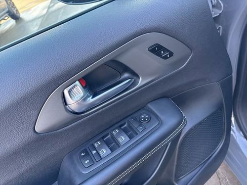 Used 2025 Chrysler Pacifica Select FWD image 12