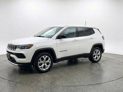 Used 2025 Jeep Compass Latitude AWD/4WD image 3