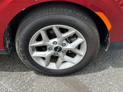 Used 2025 Kia Soul LX w/ LX Technology Package FWD image 9
