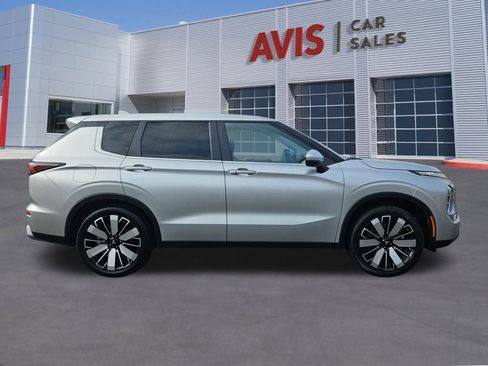 Used 2025 Mitsubishi Outlander SE image 7