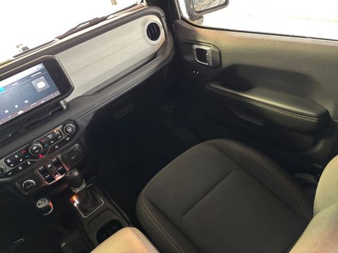 Used 2025 Jeep Wrangler Sahara image 34