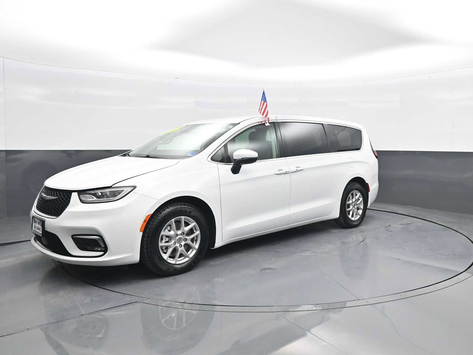 Used 2023 Chrysler Pacifica Touring-L FWD image 4