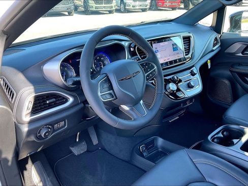 New 2026 Chrysler Pacifica Select image 6