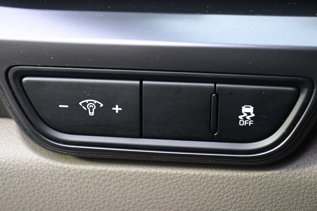 Used 2025 Kia Carnival FWD image 25