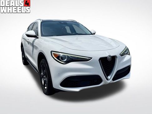 Used 2018 Alfa Romeo Stelvio AWD image 3