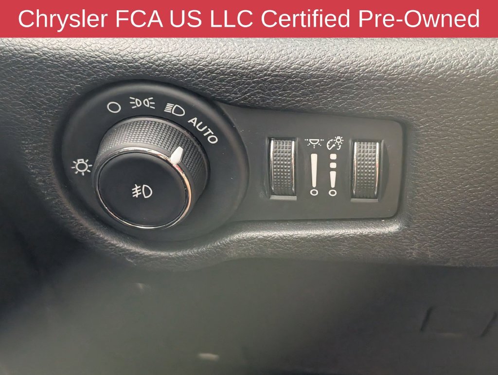 Used 2025 Chrysler Pacifica Select FWD image 18