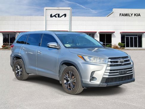 Used 2018 Toyota Highlander LE image 1
