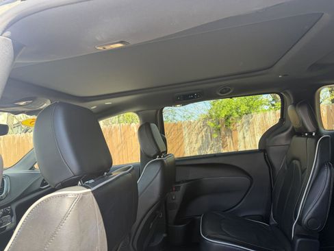 Used 2025 Chrysler Pacifica Limited FWD image 16