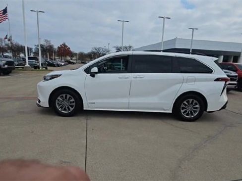 Used 2021 Toyota Sienna LE image 5