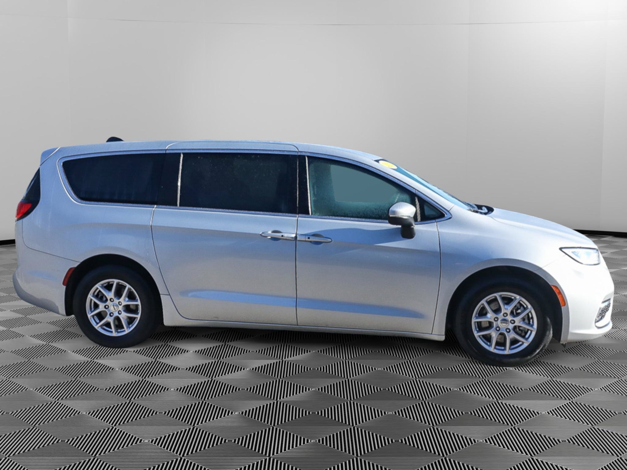 Used 2023 Chrysler Pacifica Touring-L FWD image 9