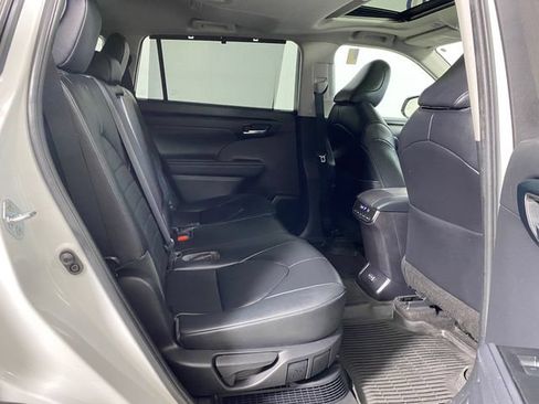 Used 2023 Toyota Highlander XLE AWD/4WD image 10