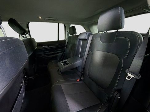 Used 2023 Jeep Grand Cherokee Laredo image 23