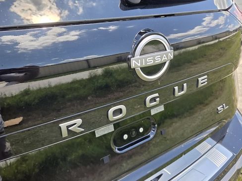 Used 2025 Nissan Rogue SL w/ Tech Package FWD image 4