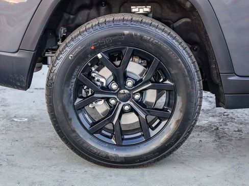 New 2025 Jeep Grand Cherokee Altitude image 12