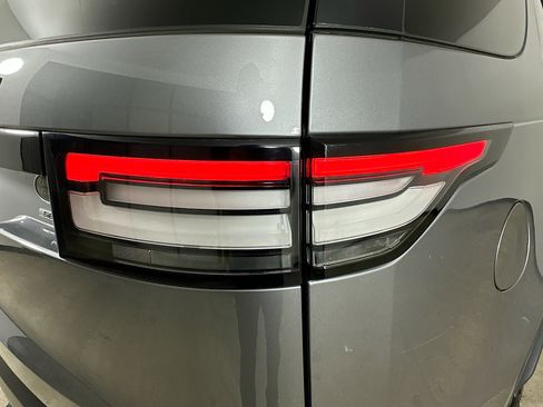 Used 2020 Land Rover Discovery SE image 13