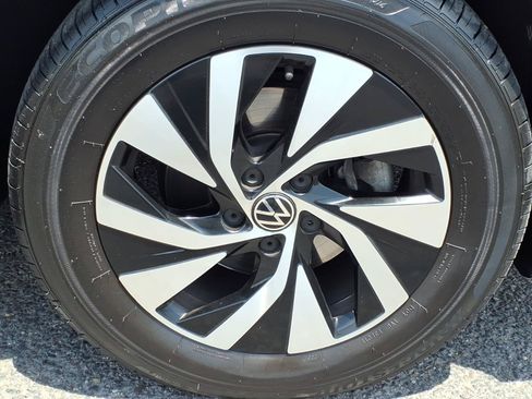 Certified 2025 Volkswagen Tiguan S FWD image 9