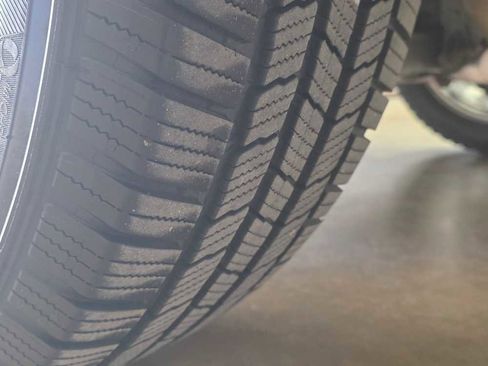 Used 2018 Ford Explorer XLT w/ Equipment Group 202A image 8