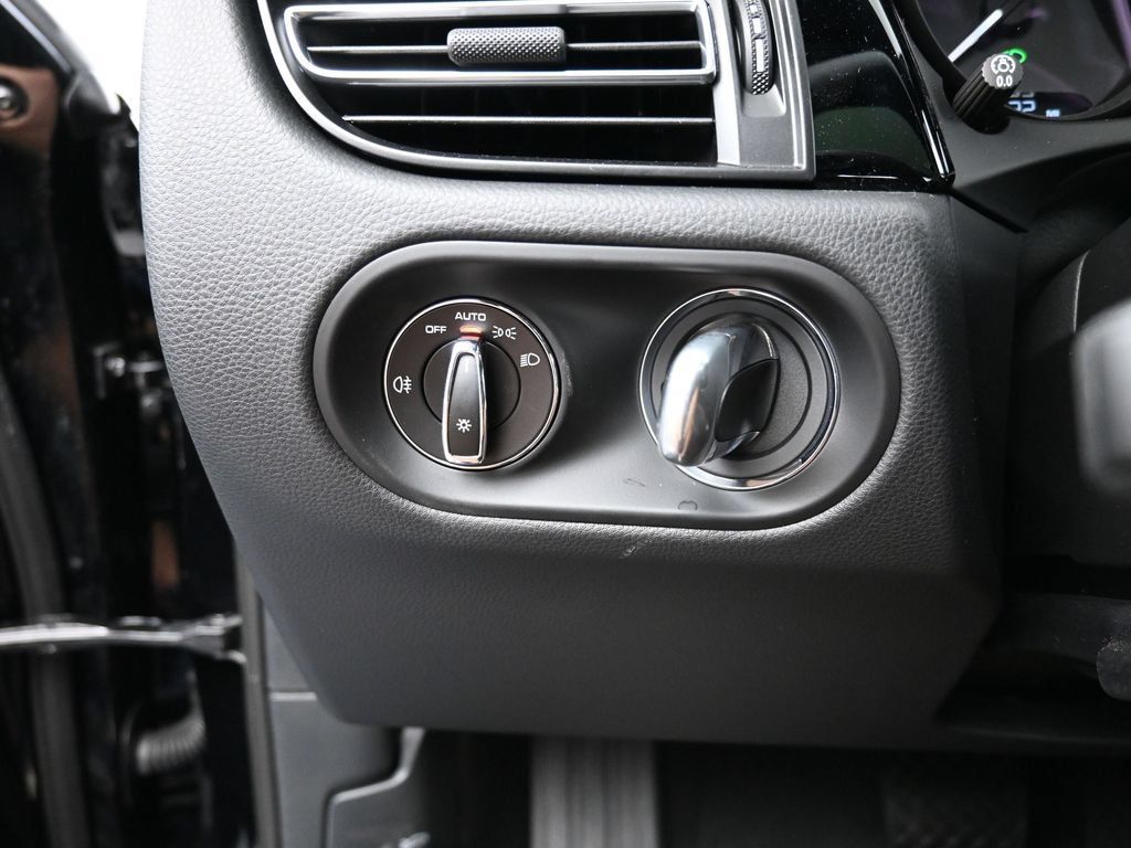 Certified 2025 Porsche Macan AWD/4WD image 19