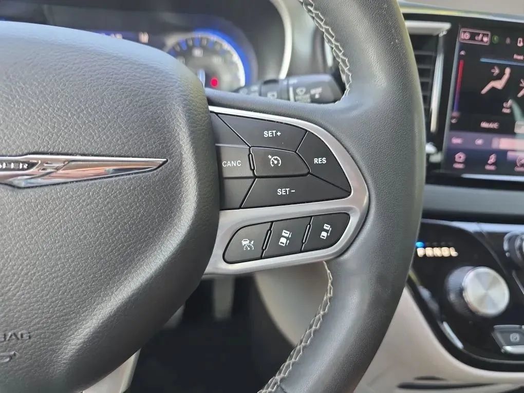 Used 2023 Chrysler Pacifica Touring-L FWD image 18