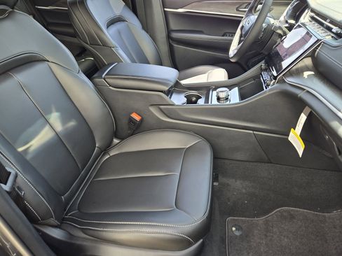 New 2025 Jeep Grand Cherokee Limited image 12