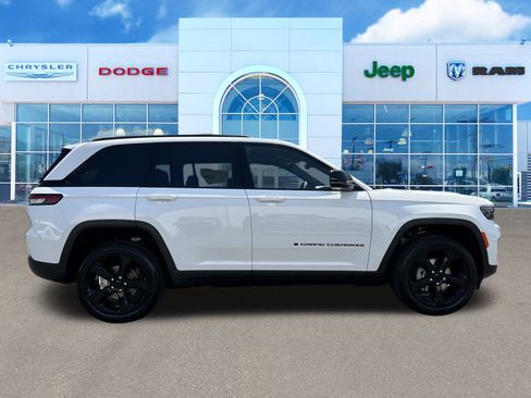 New 2024 Jeep Grand Cherokee Altitude image 9