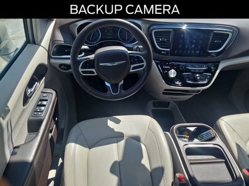 Used 2017 Chrysler Pacifica Touring-L w/ Tire & Wheel Group FWD image 13