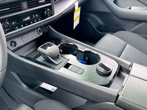 Used 2025 Nissan Rogue SV image 19