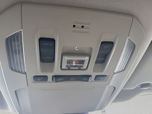 Used 2020 Toyota Highlander XLE FWD image 34