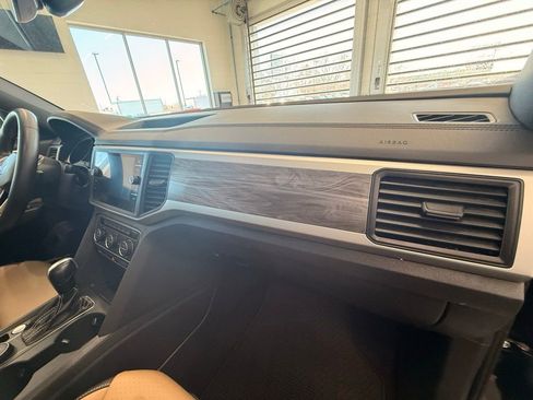 Used 2021 Volkswagen Atlas Cross Sport SE image 17