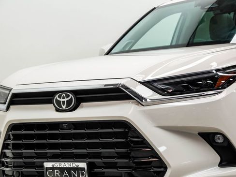 Used 2024 Toyota Grand Highlander AWD image 2