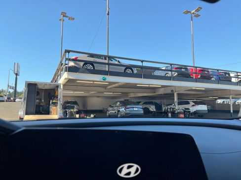 Used 2025 Hyundai Elantra SEL image 18