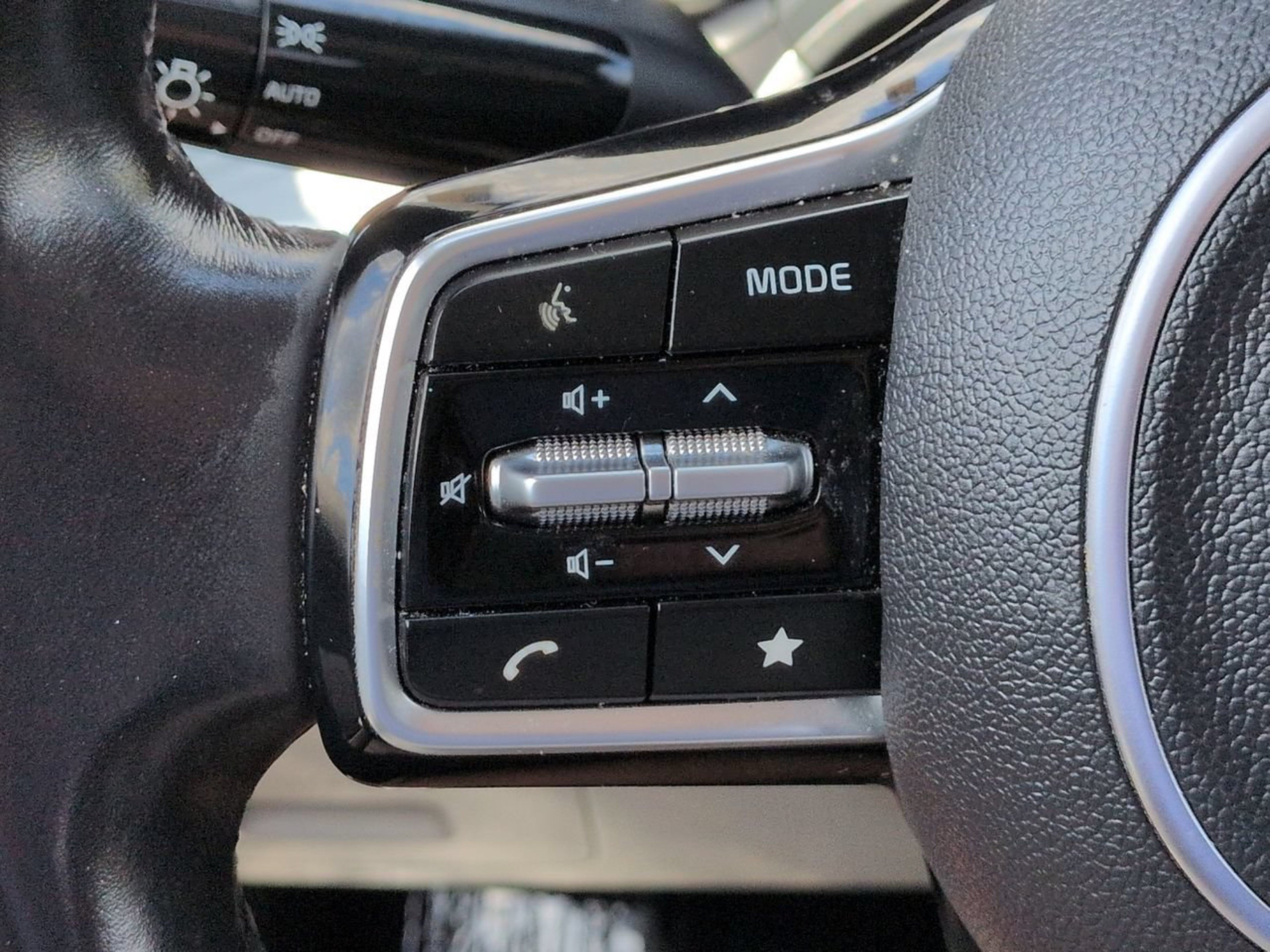Used 2023 Kia Carnival LX FWD image 30