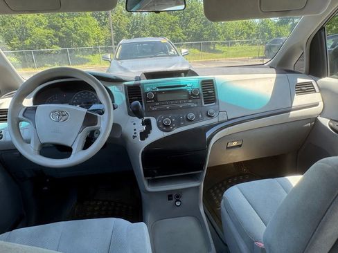 Used 2011 Toyota Sienna FWD image 8