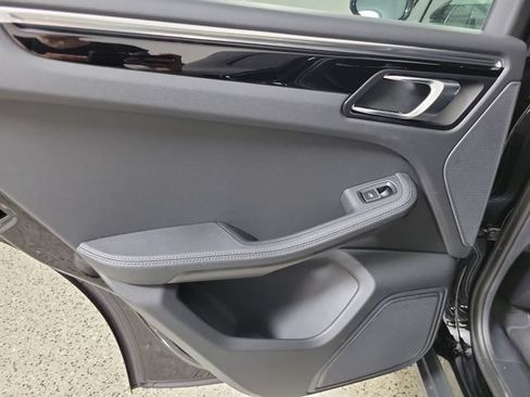 Used 2025 Porsche Macan AWD/4WD image 15