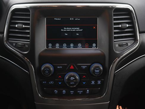 Used 2018 Jeep Grand Cherokee Limited w/ Trailer Tow Group IV image 17