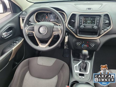 Used 2018 Jeep Cherokee Latitude FWD image 9