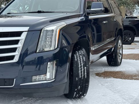 Used 2019 Cadillac Escalade Premium Luxury image 3