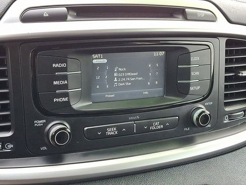 Used 2017 Kia Sorento LX image 18