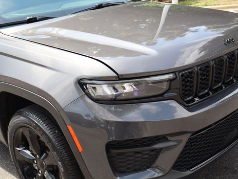 Used 2023 Jeep Grand Cherokee Altitude RWD image 47